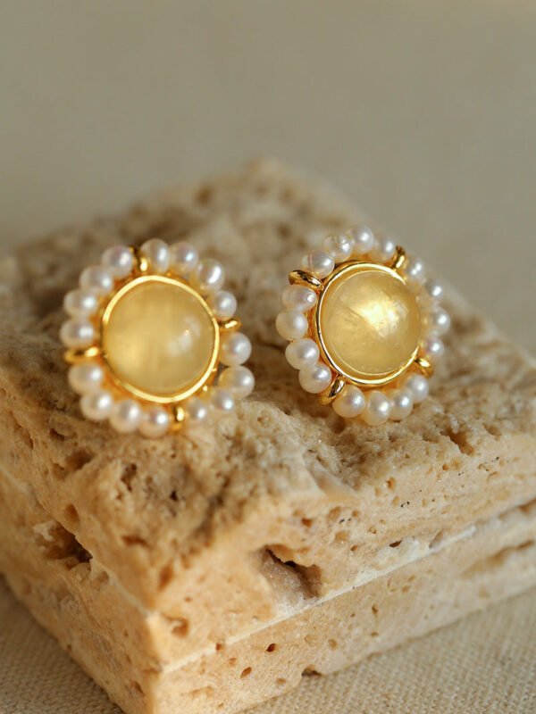 Minimalist Natural White Crystal Pearl Stud Earrings