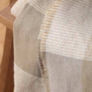 Biederlack Plaid. White Boucle