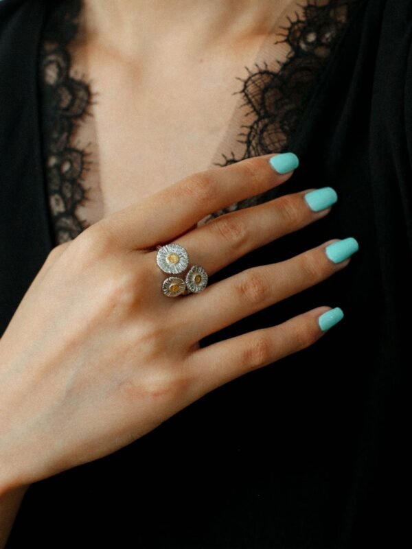 Buccellati-Inspired Three Daisy Ring